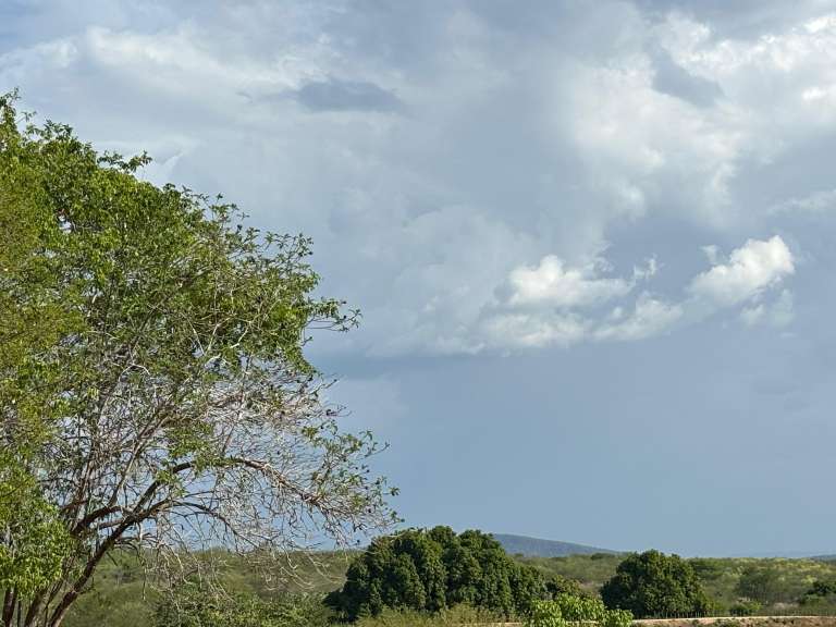 Instabilidades diminuem, calor aumenta e chuvas devem se concentrar no litoral até domingo (1º)