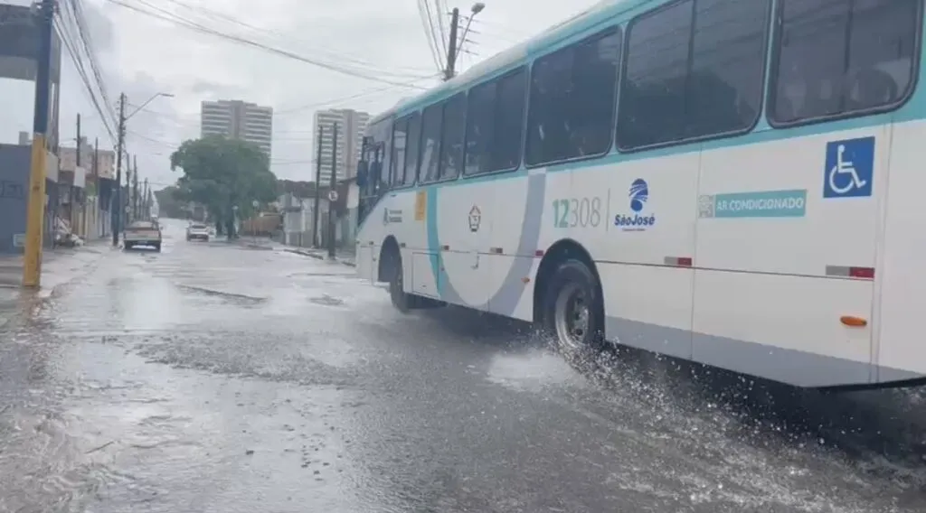Forte chuva com raios e trovões atinge Fortaleza na manhã desta terça-feira (17)