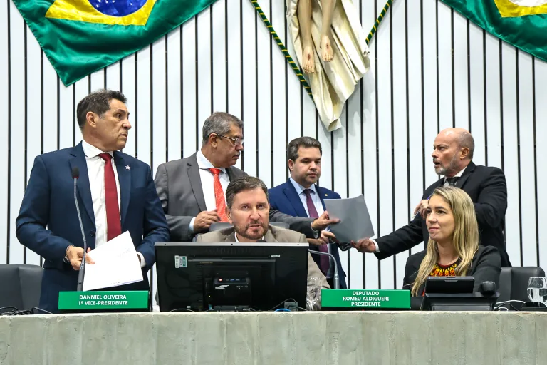 Dia da Mulher: Alece aprova pacote de medidas, com mais recursos para combate à violência e novo aplicativo