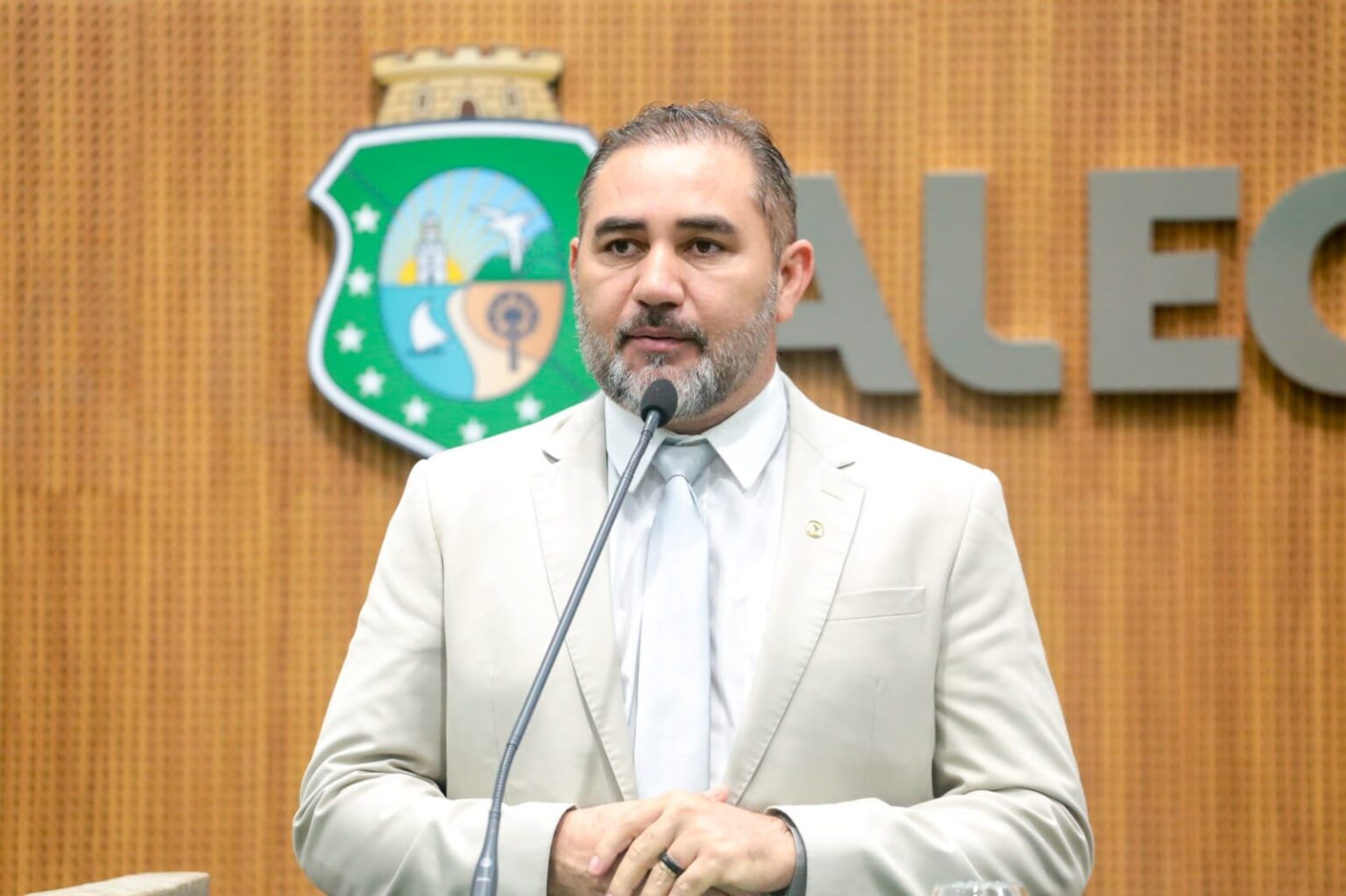 Missias Dias comemora avanços na educação pública de Crateús