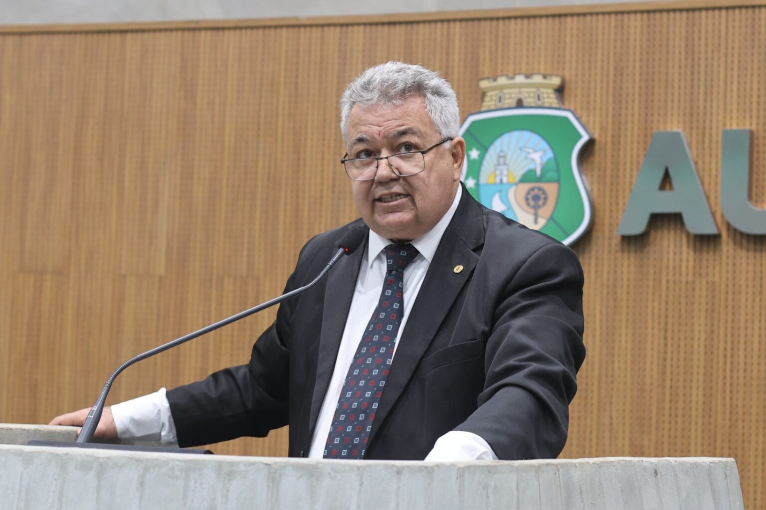 Tomaz Holanda defende atendimento acessível para pessoas surdas em serviços públicos