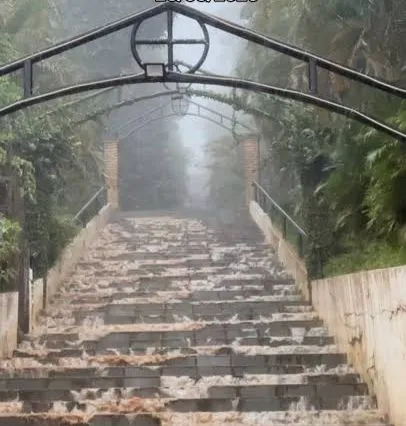 Escadaria da Igreja do Céu vira “cachoeira” após fortes chuvas em Viçosa do Ceará