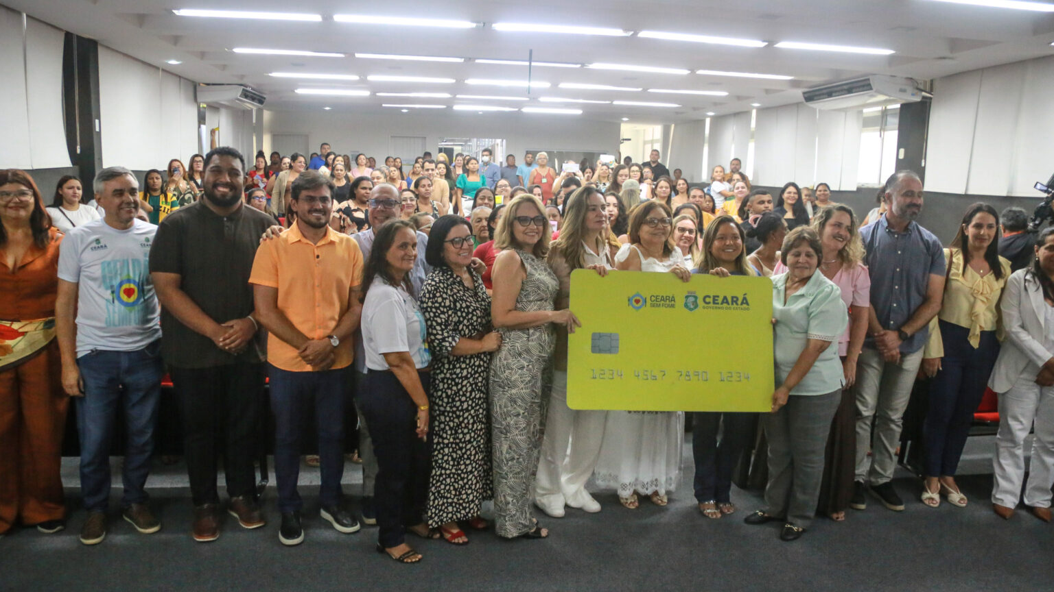 Prefeitura de Fortaleza e Governo do Ceará iniciam entrega de novos cartões do Ceará Sem Fome para famílias beneficiárias
