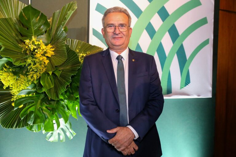 Fetrans homenageia empresário Amílcar Silveira com a comenda Destaque Ambiental em cerimônia do Prêmio Melhoria da Qualidade do Ar
