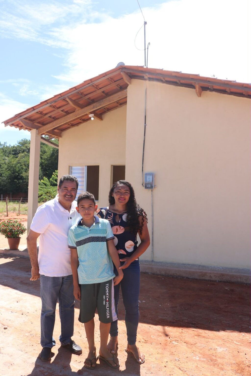 Moisés Braz entrega moradias rurais em Caririaçu e destaca pagamento do Garantia Safra em 36 municípios do Ceará deputado comemorou a chegada de recursos ao campo, que fortalecem a economia local e beneficiam diretamente as famílias agricultoras.